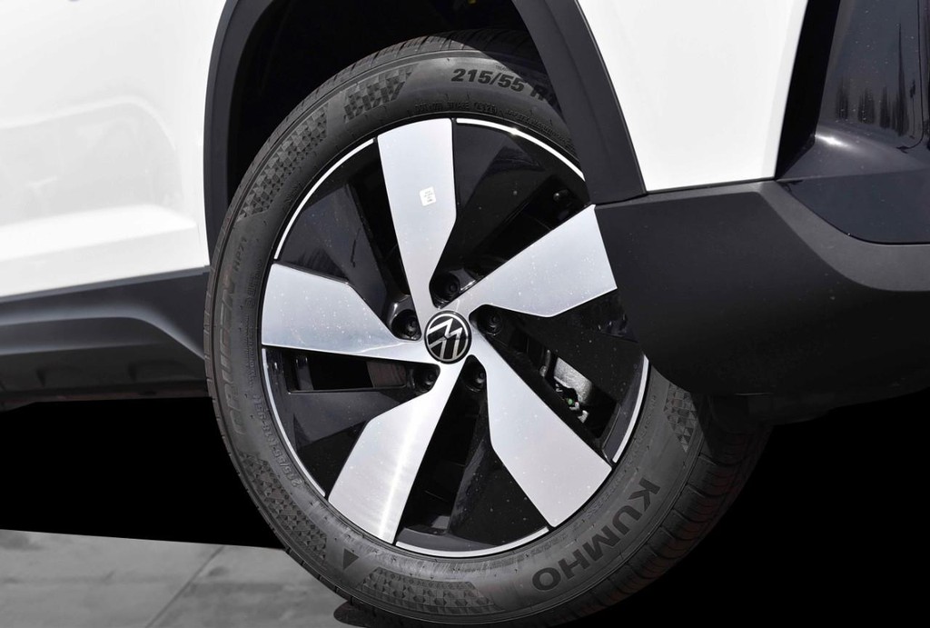 Volkswagen Taos Vehicle Full-screen Gallery Image 3