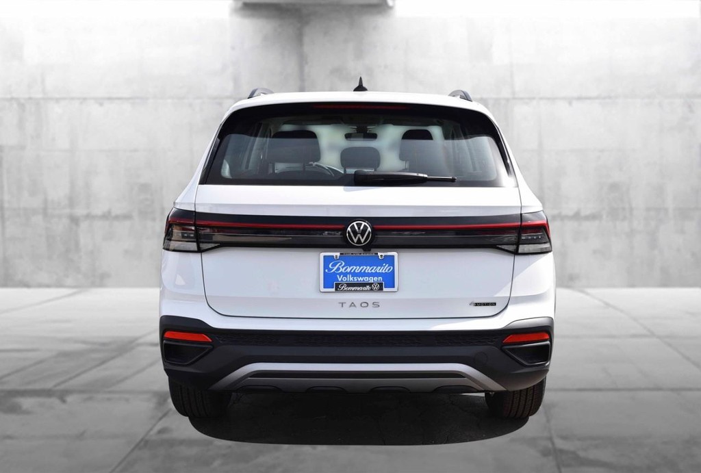 Volkswagen Taos Vehicle Full-screen Gallery Image 6