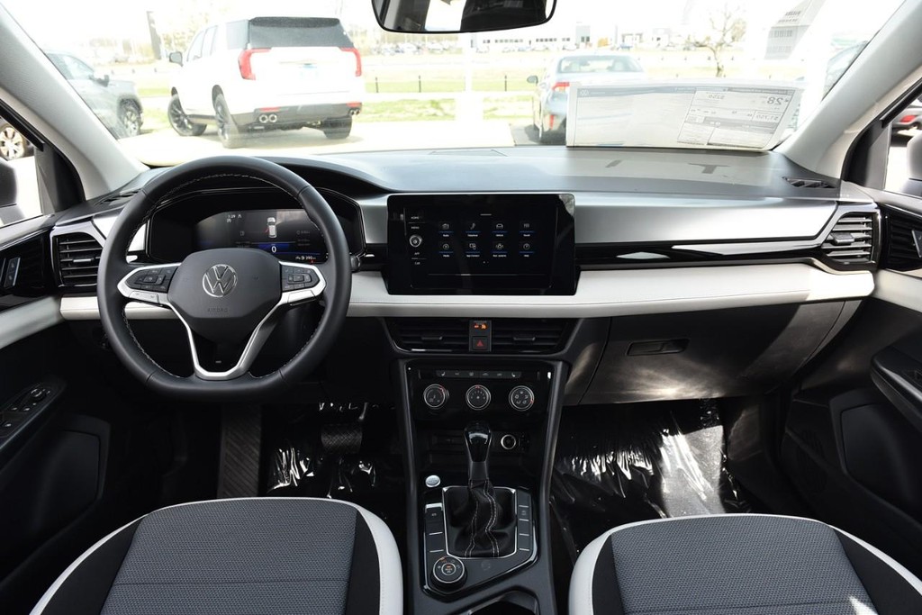 Volkswagen Taos Vehicle Full-screen Gallery Image 7