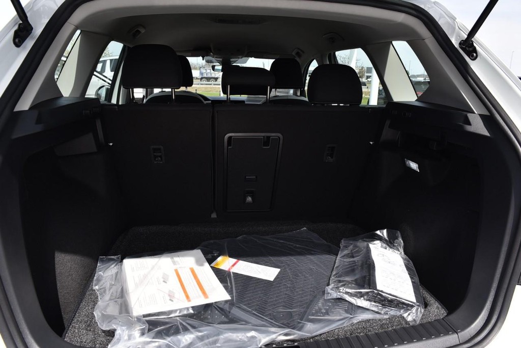 Volkswagen Taos Vehicle Full-screen Gallery Image 21