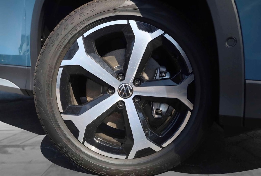 Volkswagen Tiguan Vehicle Full-screen Gallery Image 3