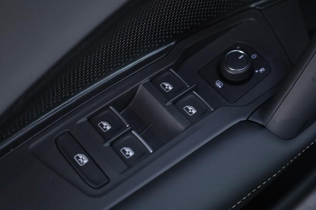 Volkswagen Tiguan Vehicle Full-screen Gallery Image 11