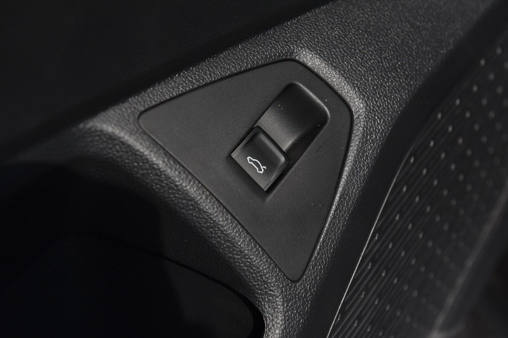 Volkswagen Jetta GLI Vehicle Full-screen Gallery Image 9