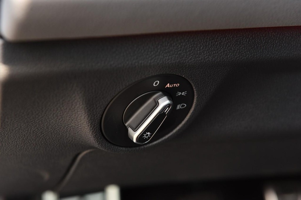 Volkswagen Jetta GLI Vehicle Full-screen Gallery Image 11