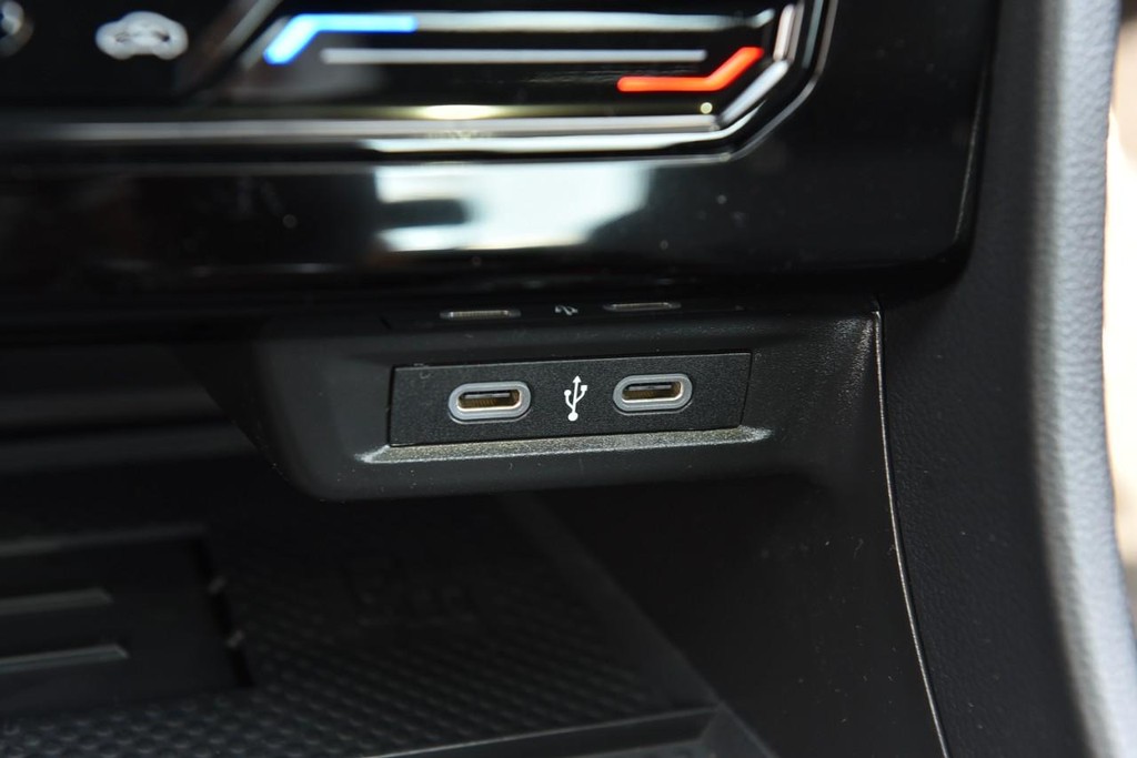 Volkswagen Jetta GLI Vehicle Full-screen Gallery Image 16