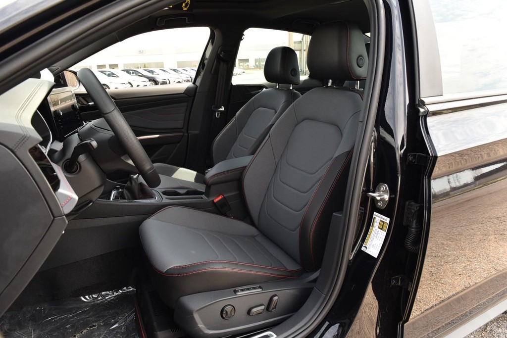 Volkswagen Jetta GLI Vehicle Full-screen Gallery Image 20