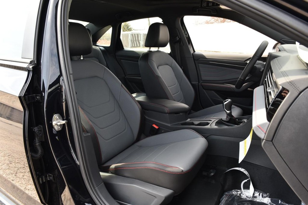 Volkswagen Jetta GLI Vehicle Full-screen Gallery Image 21