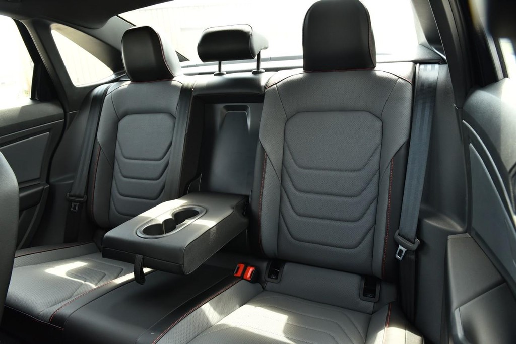 Volkswagen Jetta GLI Vehicle Full-screen Gallery Image 23