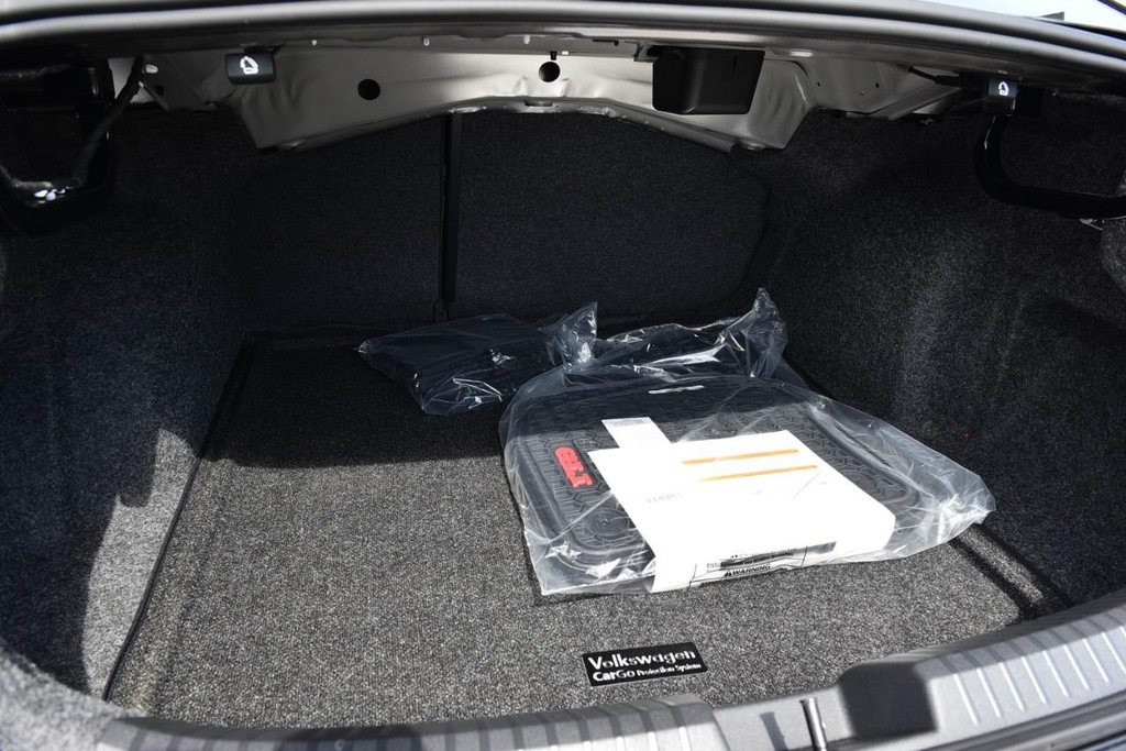 Volkswagen Jetta GLI Vehicle Full-screen Gallery Image 24