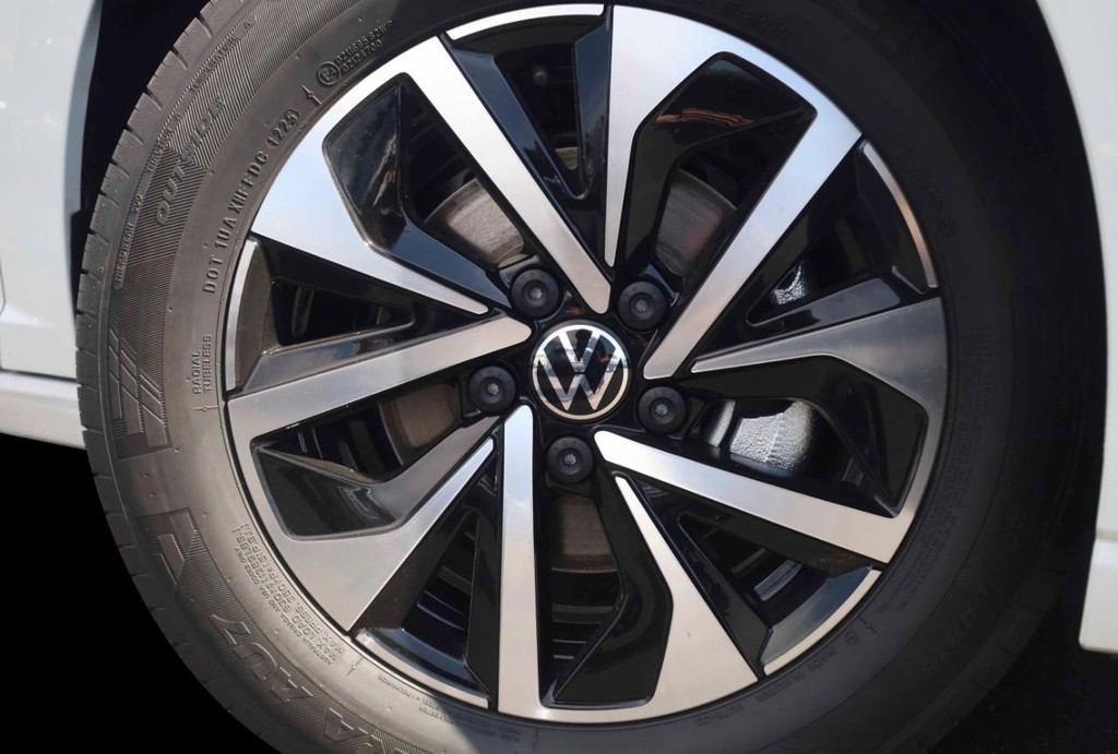 Volkswagen Jetta Vehicle Full-screen Gallery Image 3