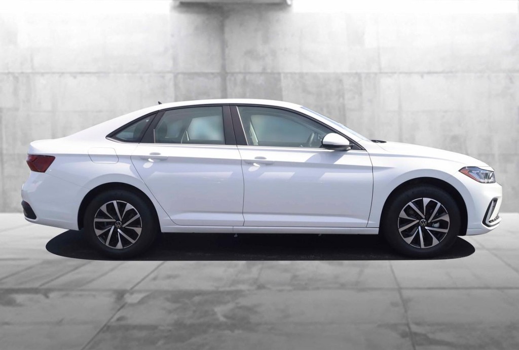 Volkswagen Jetta Vehicle Full-screen Gallery Image 5