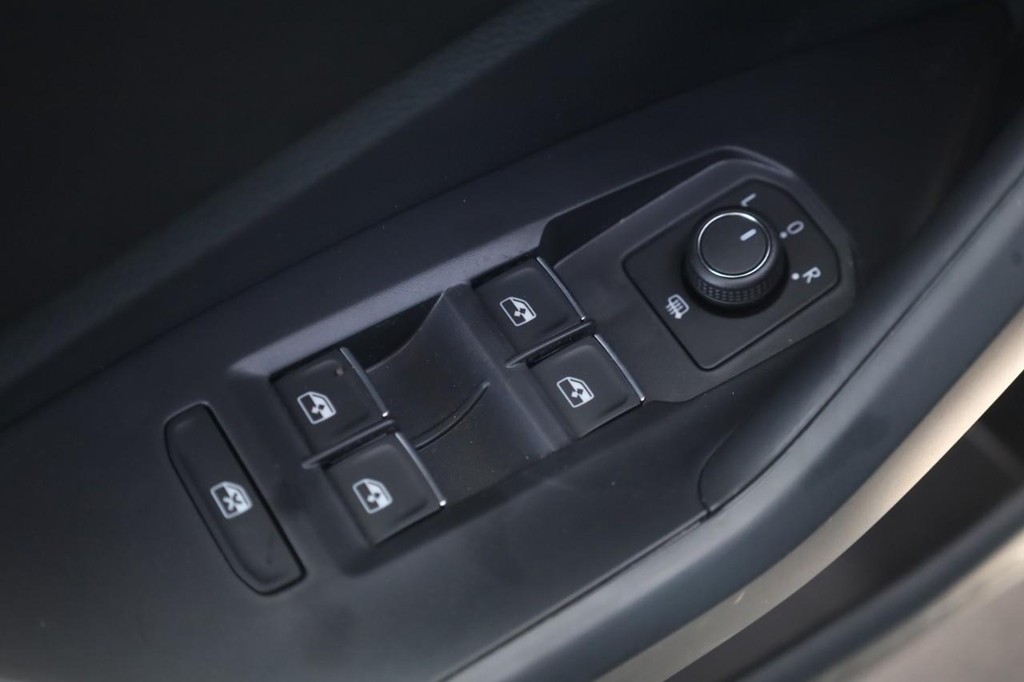 Volkswagen Jetta Vehicle Full-screen Gallery Image 11