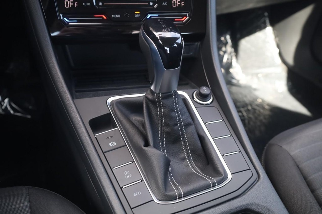 Volkswagen Jetta Vehicle Full-screen Gallery Image 19