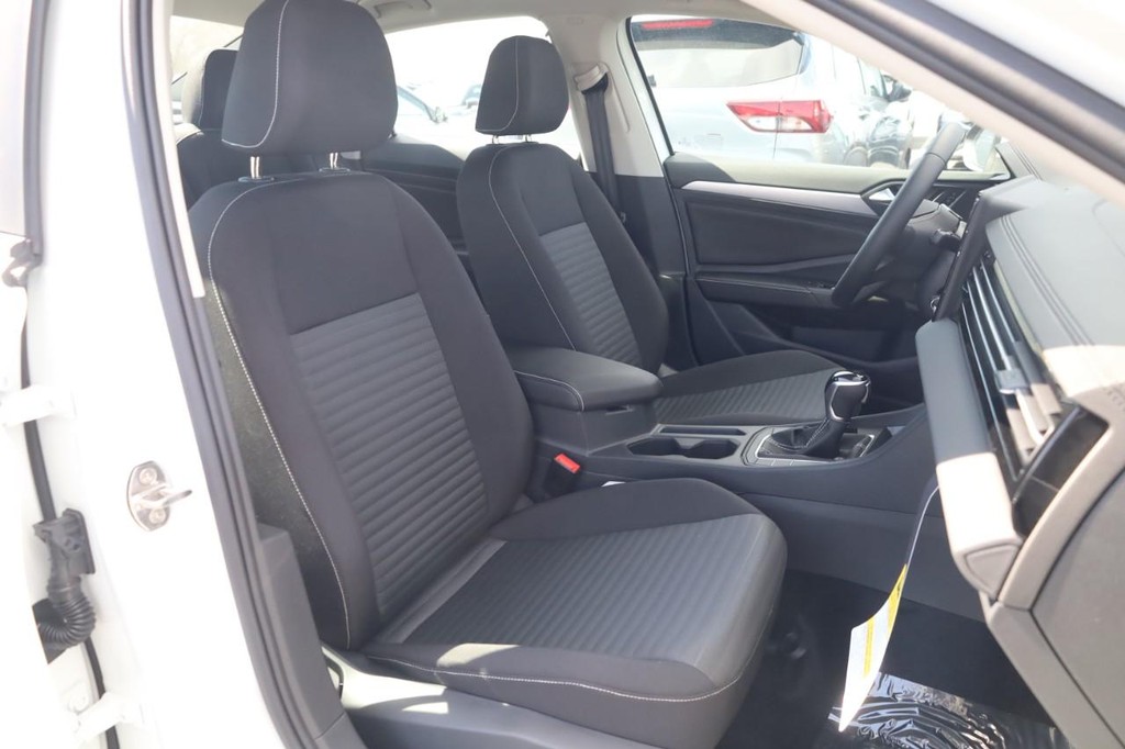 Volkswagen Jetta Vehicle Full-screen Gallery Image 21