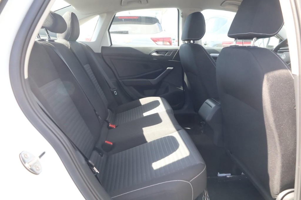 Volkswagen Jetta Vehicle Full-screen Gallery Image 22