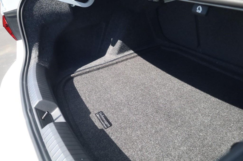 Volkswagen Jetta Vehicle Full-screen Gallery Image 23