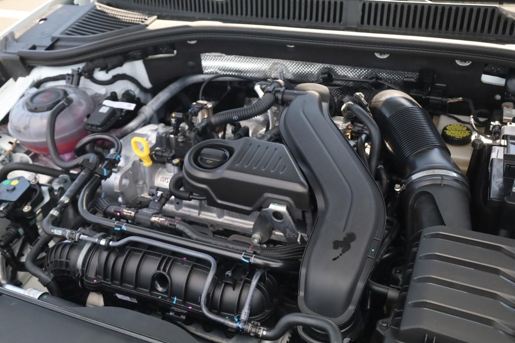 Volkswagen Jetta Vehicle Full-screen Gallery Image 24