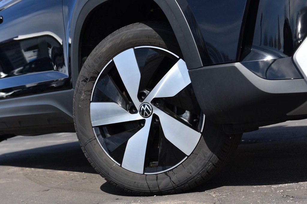 Volkswagen Taos Vehicle Full-screen Gallery Image 3