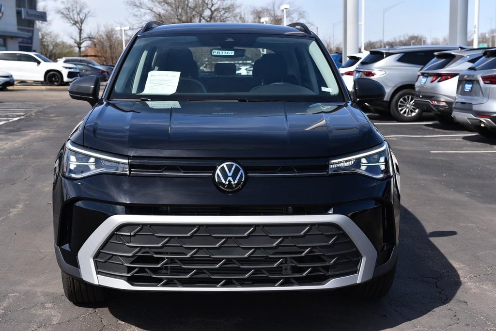 Volkswagen Taos Vehicle Full-screen Gallery Image 4