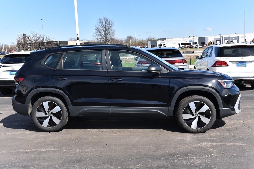 Volkswagen Taos Vehicle Full-screen Gallery Image 5