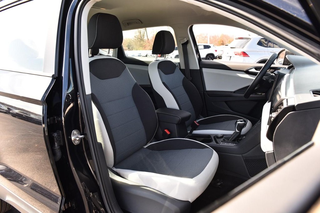 Volkswagen Taos Vehicle Full-screen Gallery Image 20