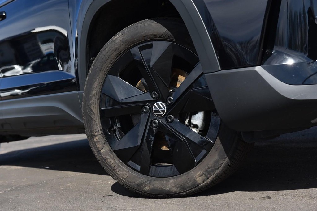 Volkswagen Taos Vehicle Full-screen Gallery Image 3