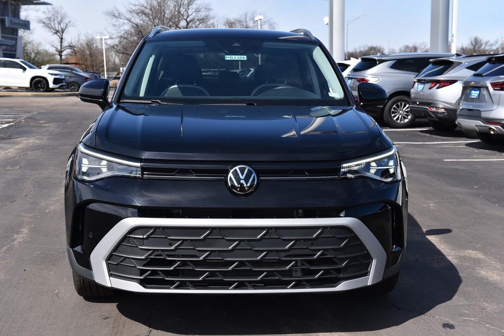 Volkswagen Taos Vehicle Full-screen Gallery Image 4