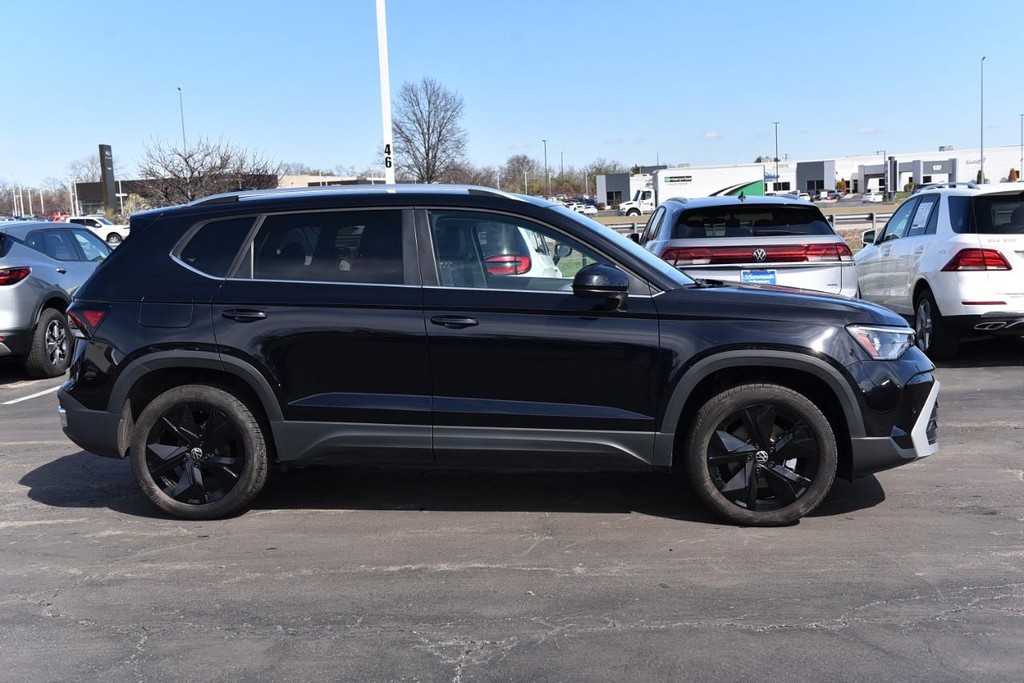 Volkswagen Taos Vehicle Full-screen Gallery Image 5