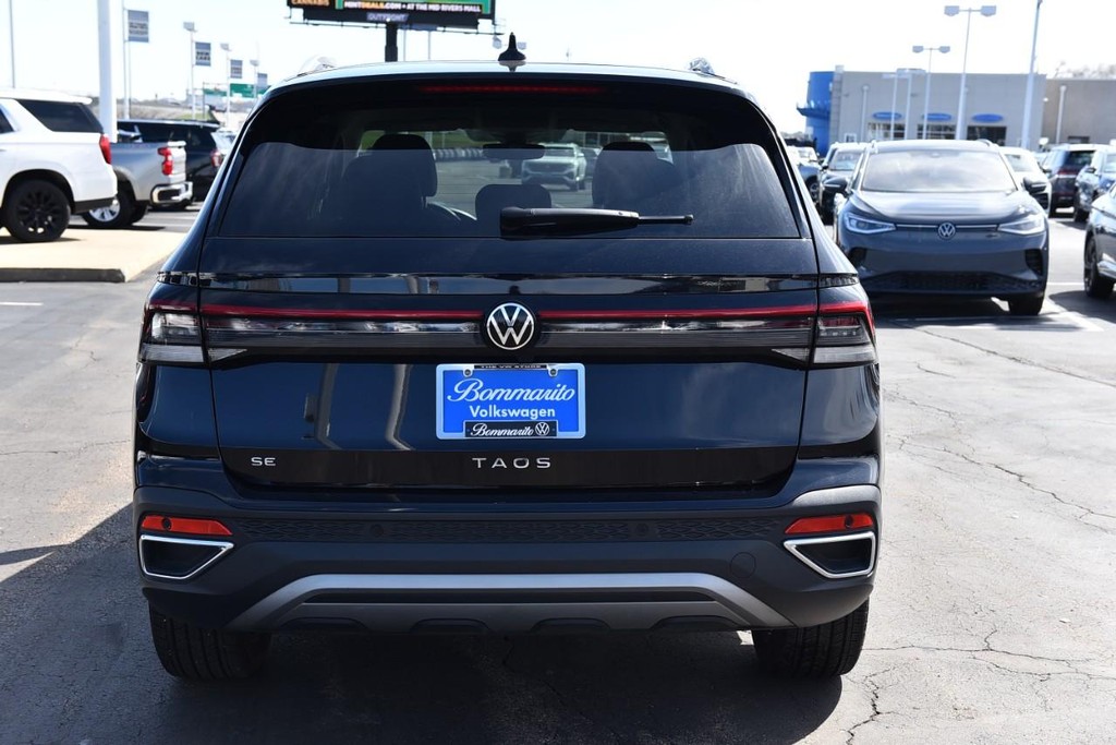 Volkswagen Taos Vehicle Full-screen Gallery Image 6