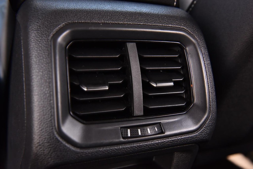 Volkswagen Taos Vehicle Full-screen Gallery Image 21