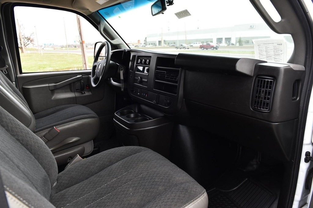 GMC Savana Cargo Van Vehicle Full-screen Gallery Image 08
