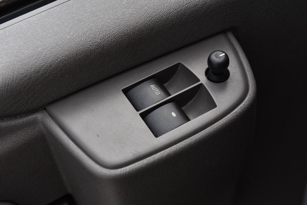 GMC Savana Cargo Van Vehicle Full-screen Gallery Image 09