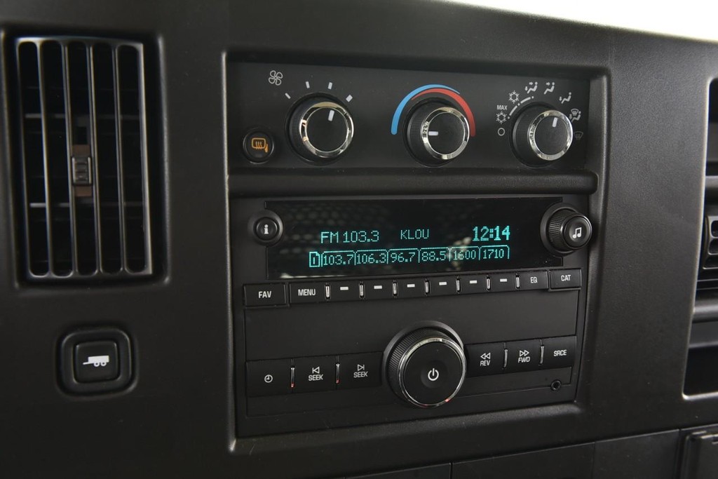 GMC Savana Cargo Van Vehicle Full-screen Gallery Image 13