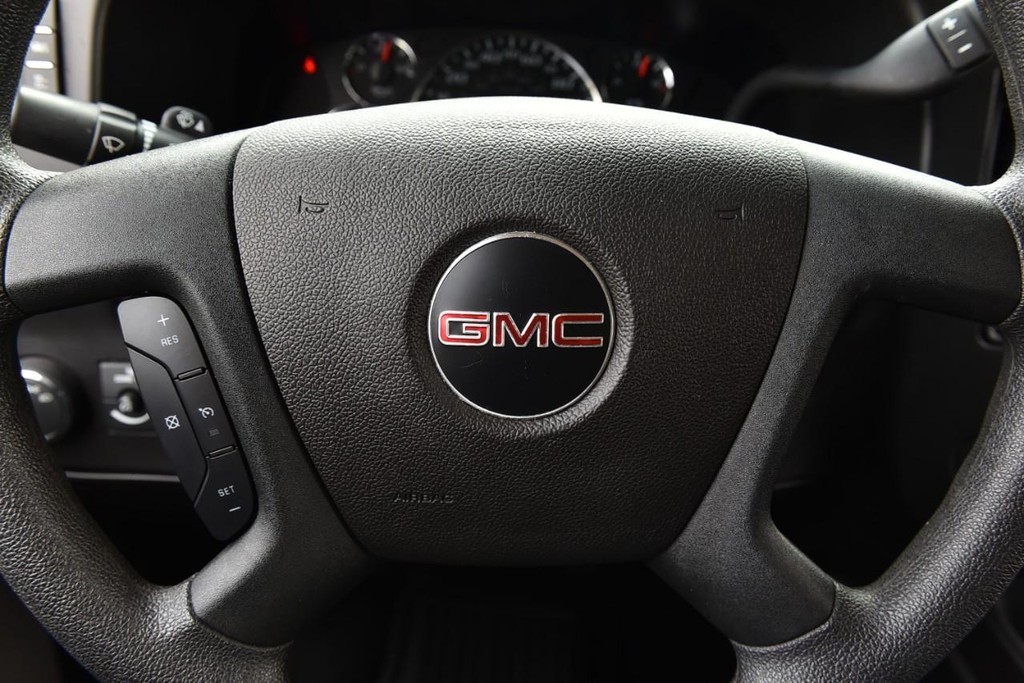 GMC Savana Cargo Van Vehicle Full-screen Gallery Image 15