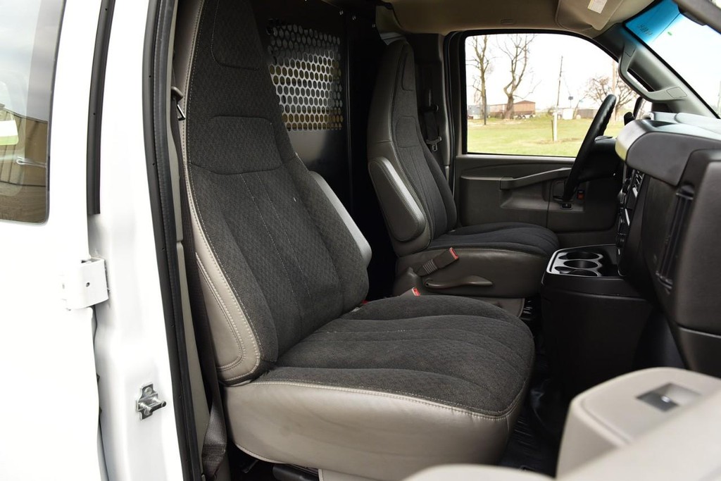 GMC Savana Cargo Van Vehicle Full-screen Gallery Image 17