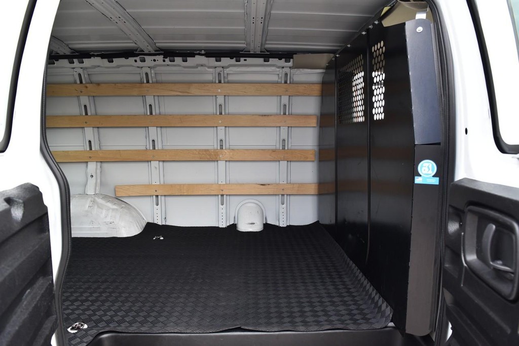 GMC Savana Cargo Van Vehicle Full-screen Gallery Image 18