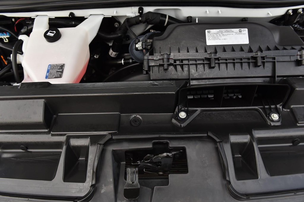 GMC Savana Cargo Van Vehicle Full-screen Gallery Image 20