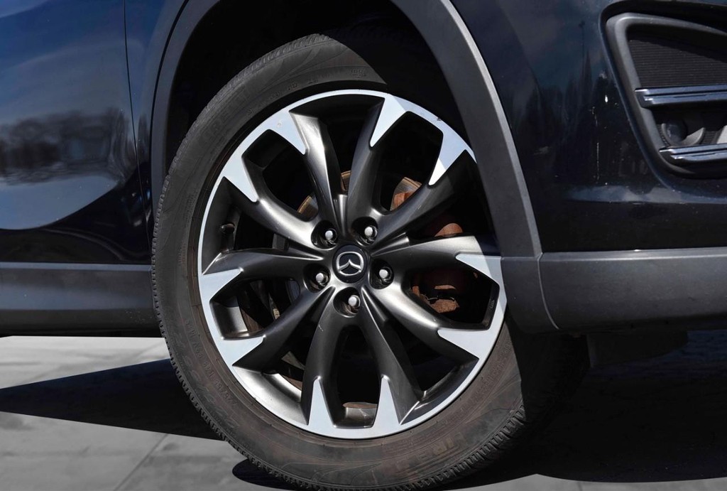 Mazda CX-5 Vehicle Full-screen Gallery Image 3