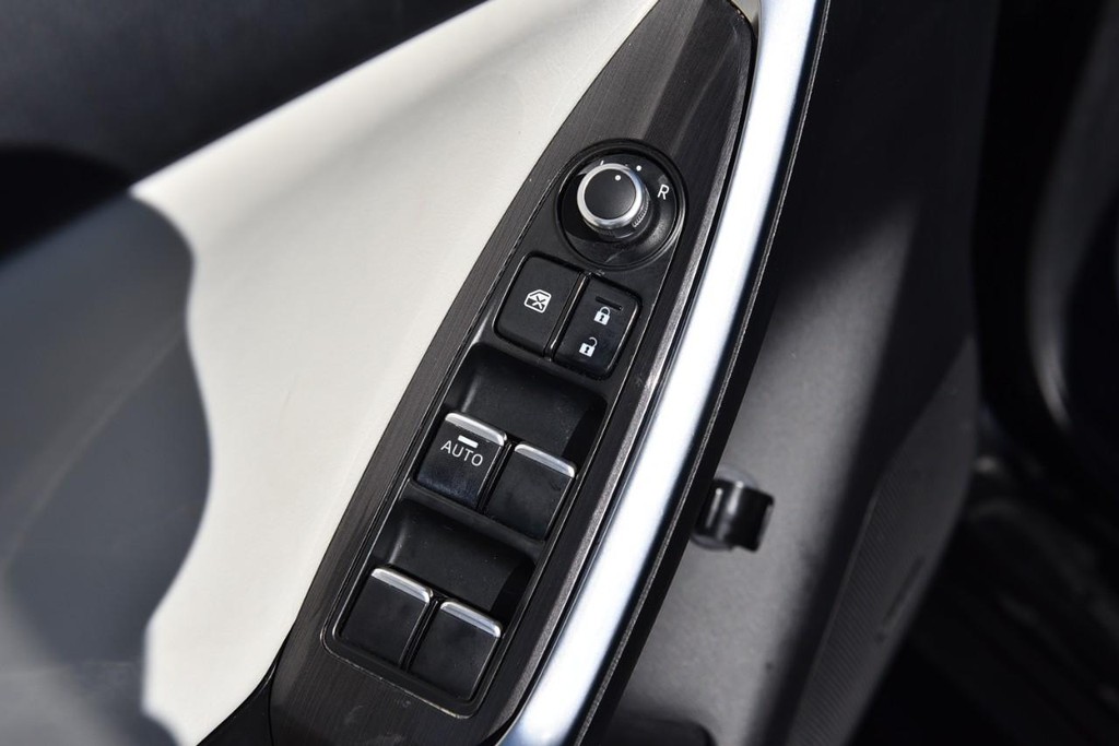 Mazda CX-5 Vehicle Full-screen Gallery Image 8