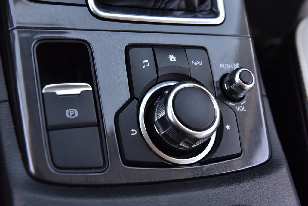 Mazda CX-5 Vehicle Full-screen Gallery Image 19