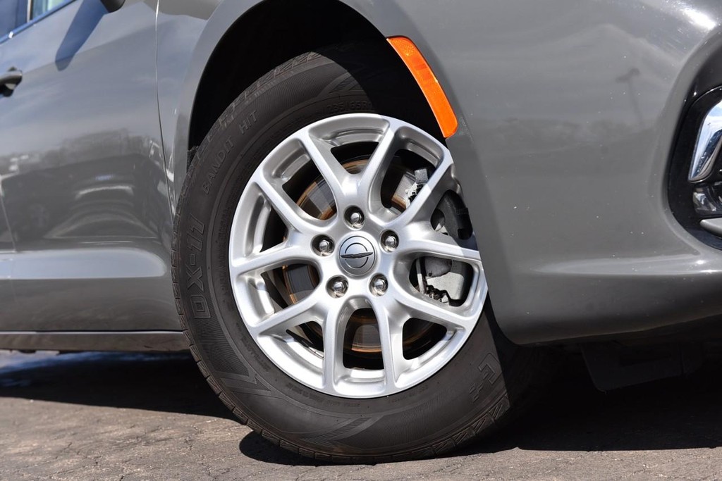 Chrysler Pacifica Vehicle Full-screen Gallery Image 3