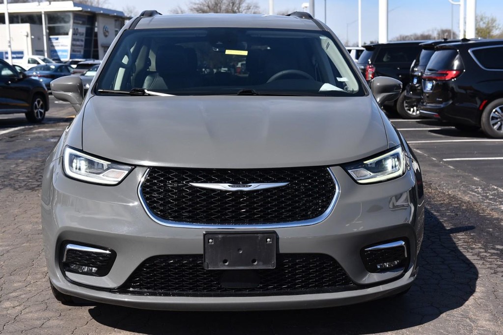 Chrysler Pacifica Vehicle Full-screen Gallery Image 4