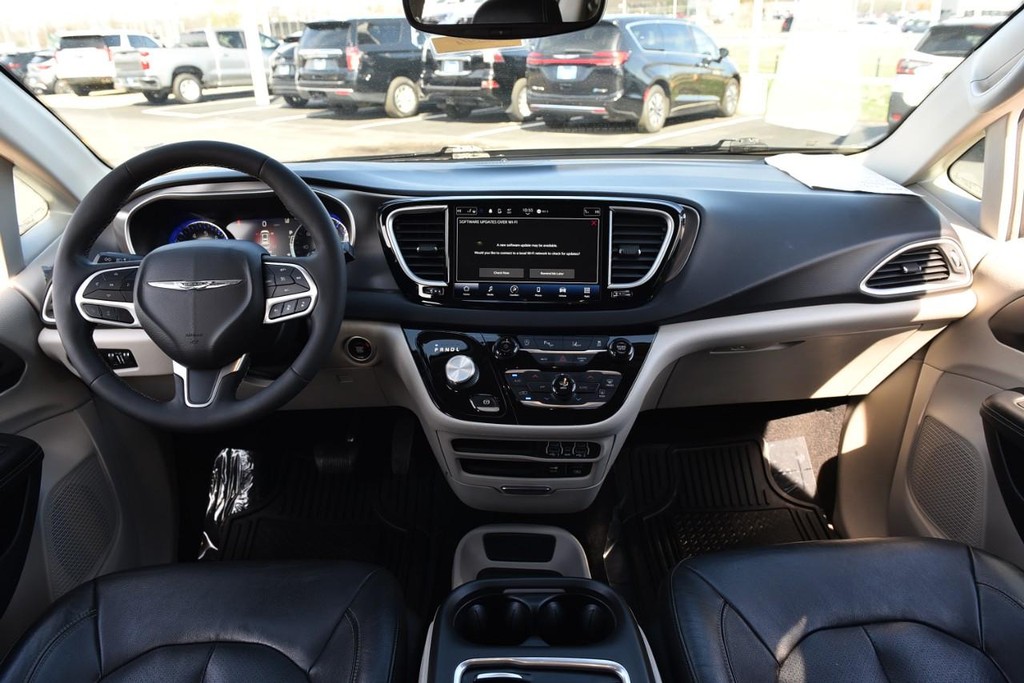 Chrysler Pacifica Vehicle Full-screen Gallery Image 7