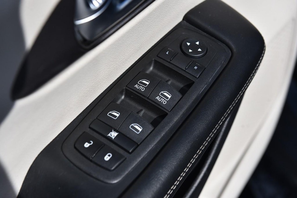 Chrysler Pacifica Vehicle Full-screen Gallery Image 8