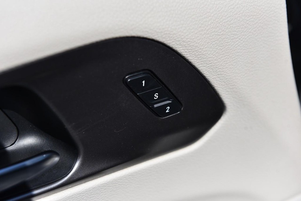 Chrysler Pacifica Vehicle Full-screen Gallery Image 9