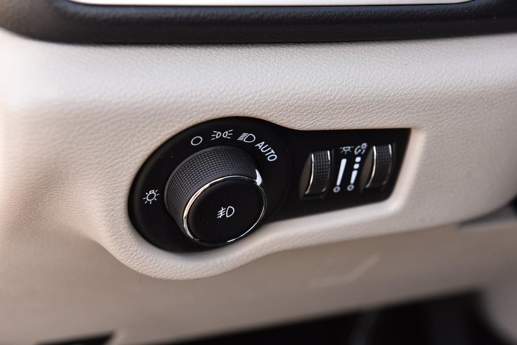 Chrysler Pacifica Vehicle Full-screen Gallery Image 12