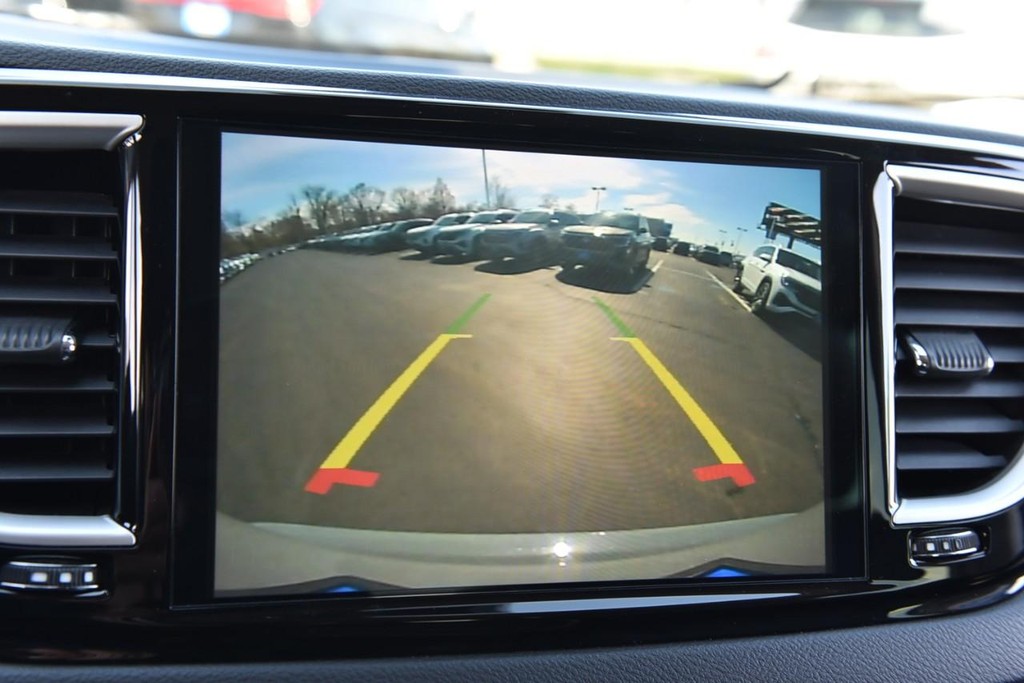 Chrysler Pacifica Vehicle Full-screen Gallery Image 14