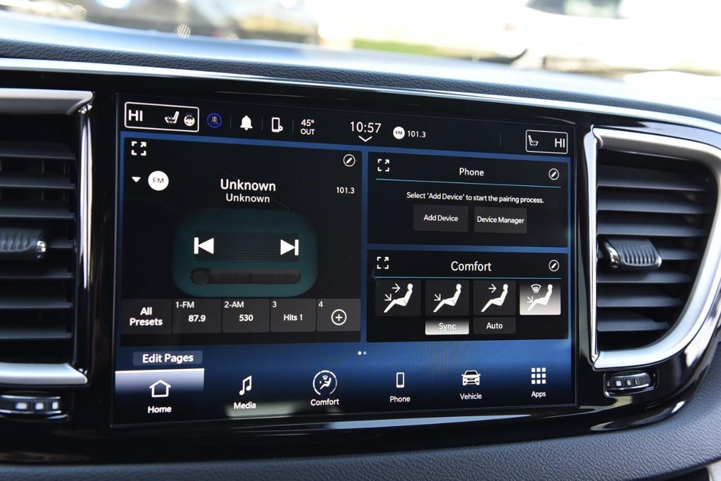 Chrysler Pacifica Vehicle Full-screen Gallery Image 16