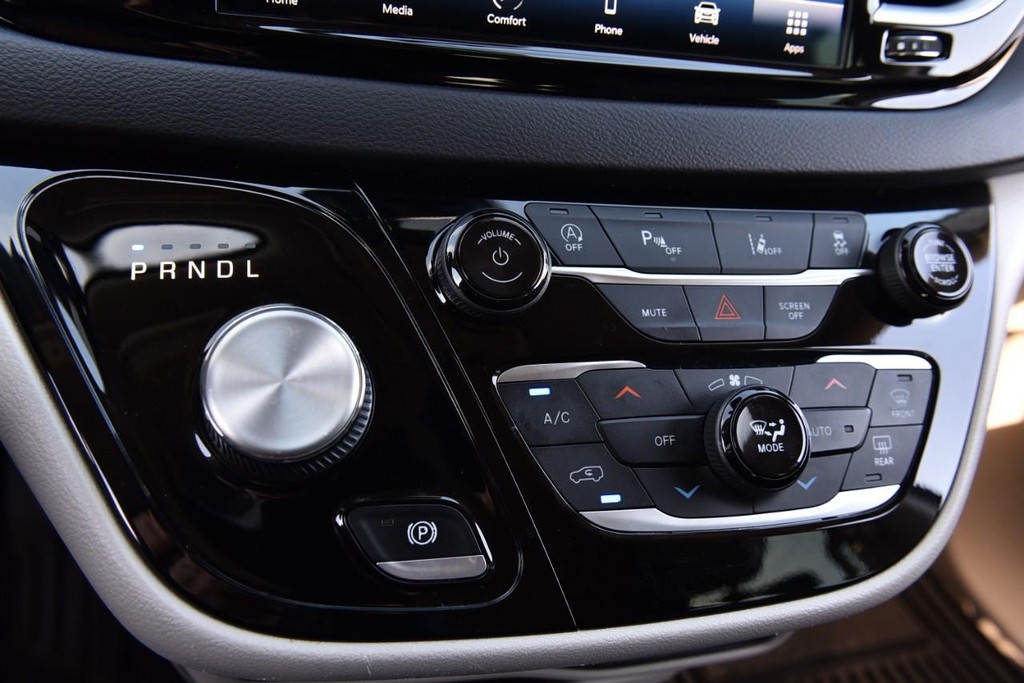 Chrysler Pacifica Vehicle Full-screen Gallery Image 18