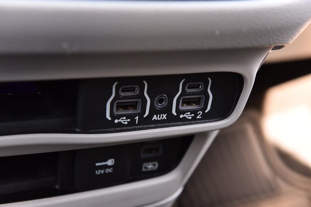 Chrysler Pacifica Vehicle Full-screen Gallery Image 19